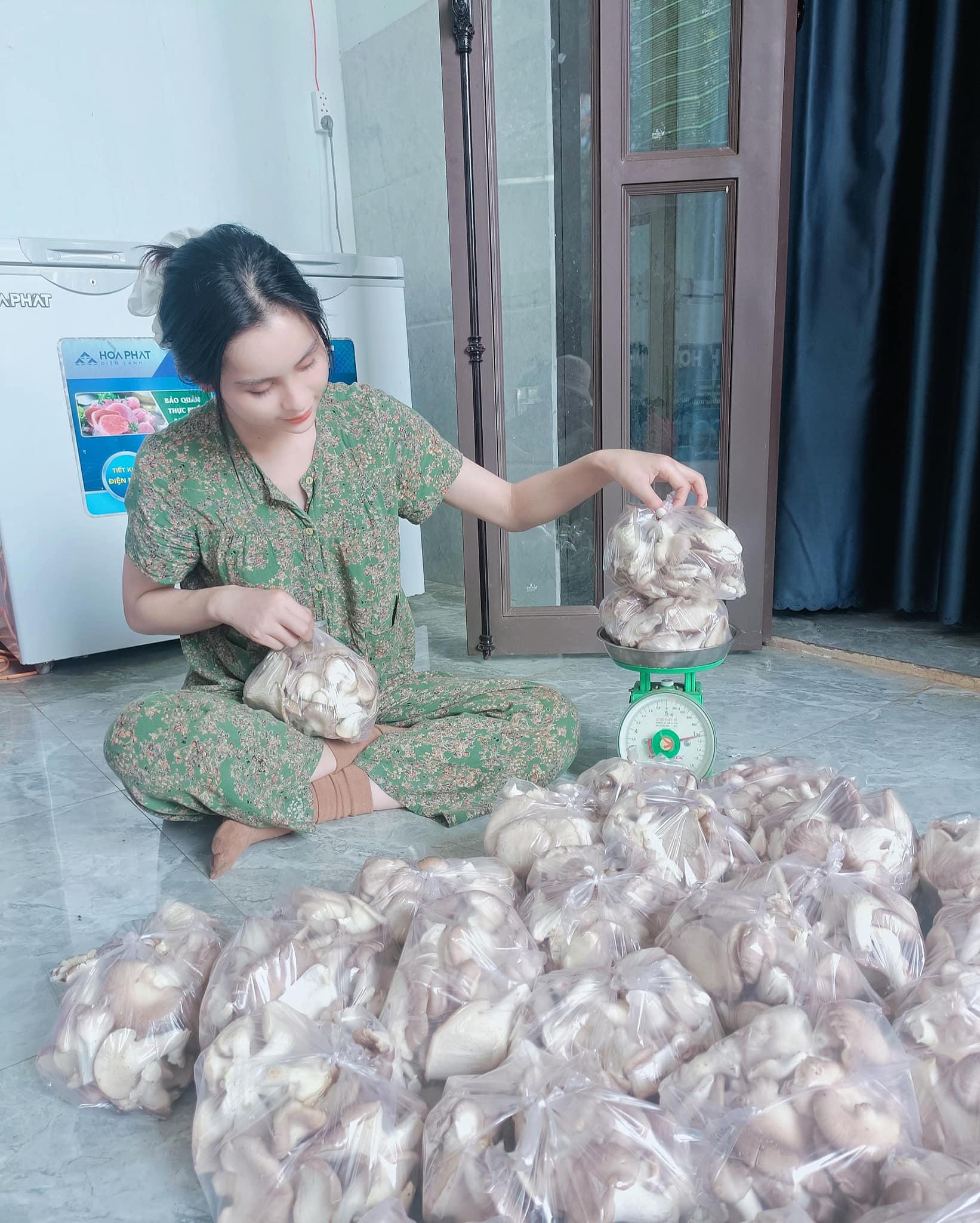 Á hậu chuyển giới có gương mặt vạn người mê: Từ bỏ hào quang về quê bán bún cá, vất vả mà yên vui-5