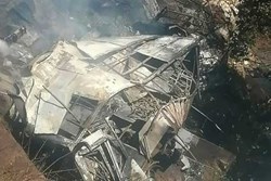 Xe buýt lao xuống khe núi bốc cháy, 45 người thiệt mạng