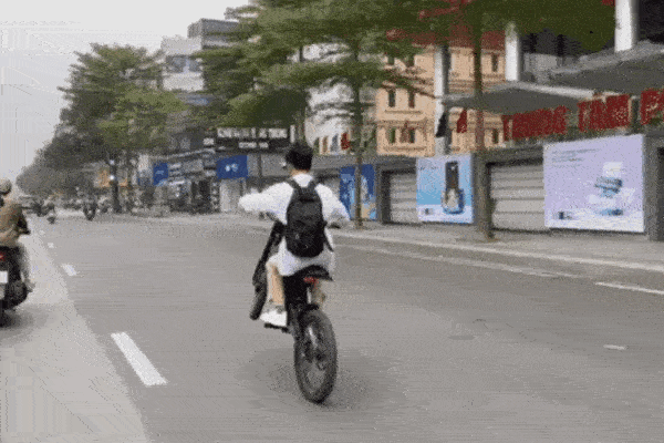 Quái xế bốc đầu xe điện chạy giữa phố Hà Nội-1