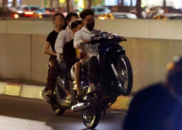 Quái xế bốc đầu xe điện chạy giữa phố Hà Nội-2