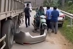 Lào Cai: Xe tải lao xuống vực sâu 100 mét, 4 người bị thương-5