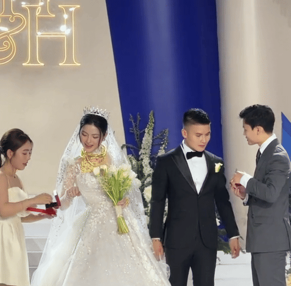 Chu Thanh Huyền bị gãy kiềng vàng vì đeo một lúc quá nhiều, màn xử lý bình tĩnh của tất cả nhận về sự chú ý-1