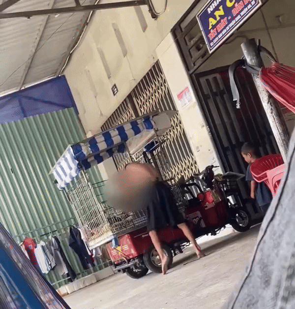 Phẫn nộ clip bé trai bị nhốt vào lồng trên xe ba gác và bạo hành dã man-1