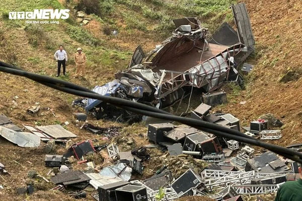 Lào Cai: Xe tải lao xuống vực sâu 100 mét, 4 người bị thương-1