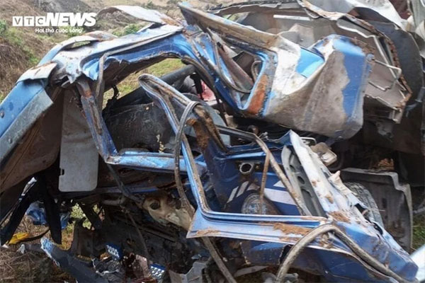 Lào Cai: Xe tải lao xuống vực sâu 100 mét, 4 người bị thương-2