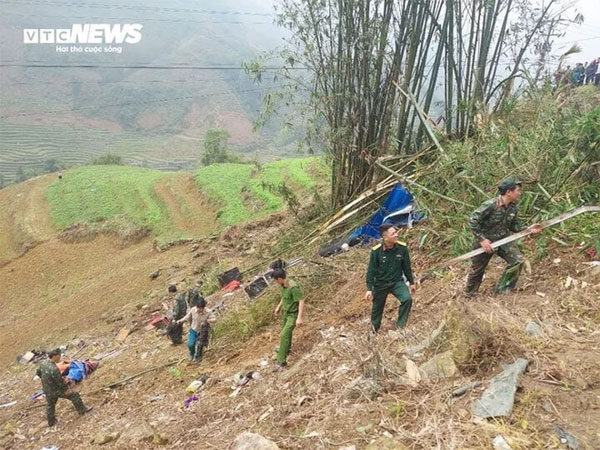 Lào Cai: Xe tải lao xuống vực sâu 100 mét, 4 người bị thương-3