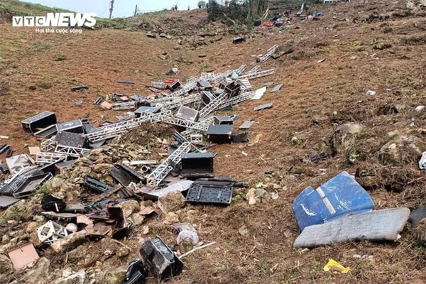 Lào Cai: Xe tải lao xuống vực sâu 100 mét, 4 người bị thương-4