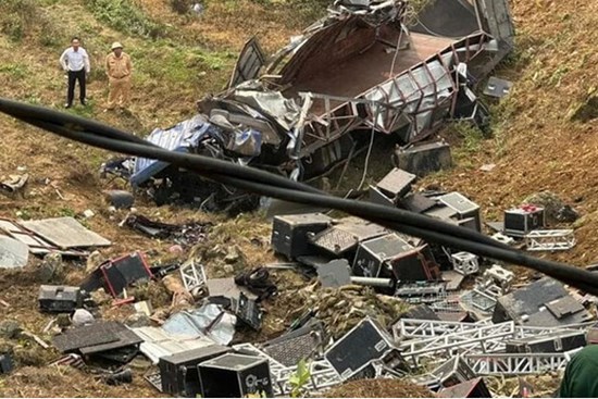 Lào Cai: Xe tải lao xuống vực sâu 100 mét, 4 người bị thương