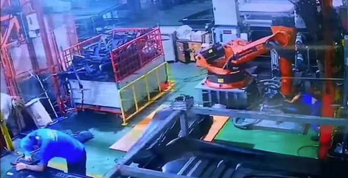 Robot tấn công tàn bạo khiến kỹ sư tại nhà máy Thái Lan tử vong, camera an ninh ghi lại toàn bộ diễn biến gây ám ảnh-1