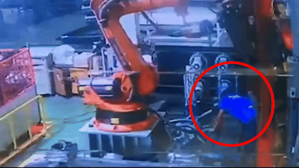 Robot tấn công tàn bạo khiến kỹ sư tại nhà máy Thái Lan tử vong, camera an ninh ghi lại toàn bộ diễn biến gây ám ảnh-2