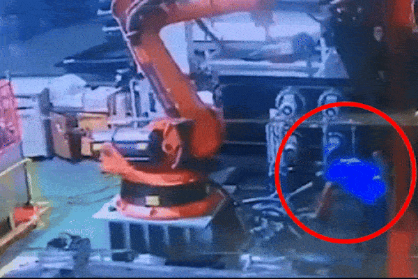Robot ''tấn công'' tàn bạo khiến kỹ sư tại nhà máy Thái Lan tử vong, camera an ninh ghi lại toàn bộ diễn biến gây ám ảnh