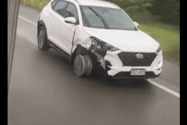 Clip: Ô tô mất lốp trước vẫn phóng như bay trên đường cao tốc