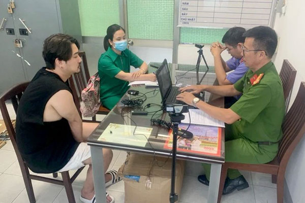 Bắt quả tang 10 nữ tiếp viên nhà hàng bán dâm cho khách Hàn Quốc-2