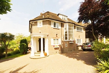 Cảnh sát ập đến khám xét căn biệt thự tiền tỷ ở khu nhà giàu của nữ nhân viên nghèo: 1 người bị bắt giữ, hơn 60.000 Bitcoin được thu giữ-1