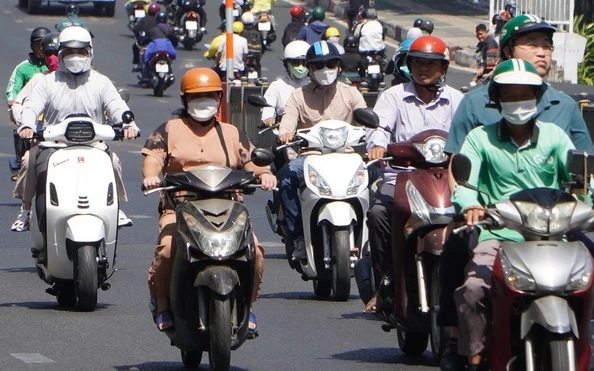 Đợt nắng nóng đầu tiên trong năm 2024 ở miền Bắc-1