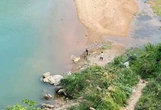 Nam sinh 15 tuổi trượt chân ngã xuống sông tử vong khi đang chơi lội nước cùng bạn-1