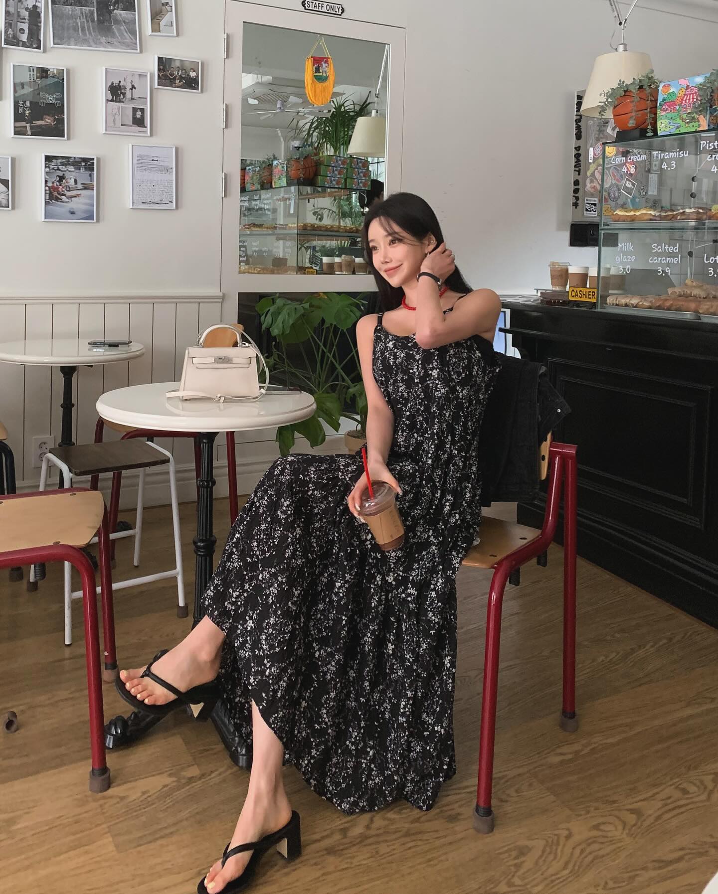 10 cách diện váy họa tiết đẹp từ dạo phố tới đi du lịch-1