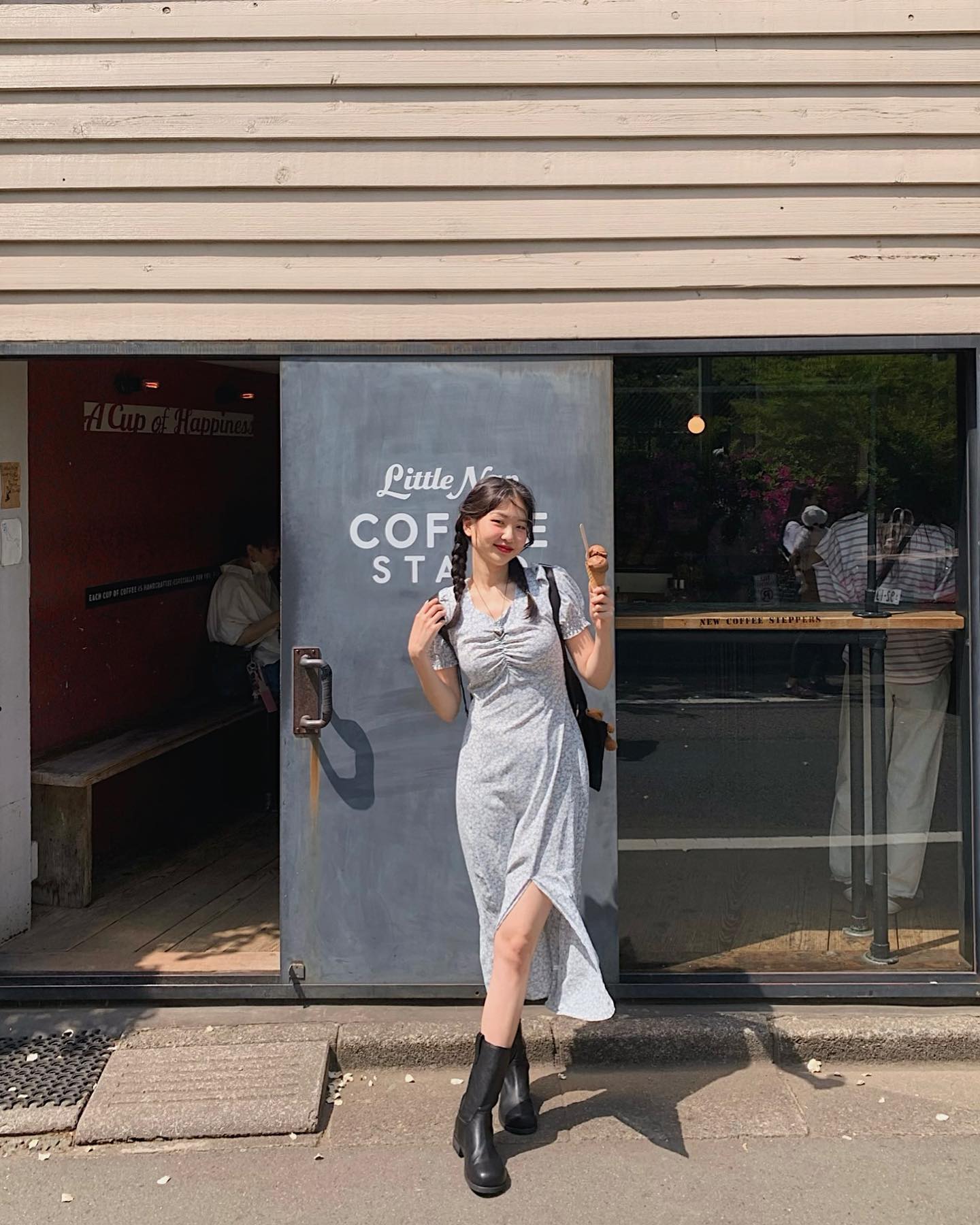 10 cách diện váy họa tiết đẹp từ dạo phố tới đi du lịch-7