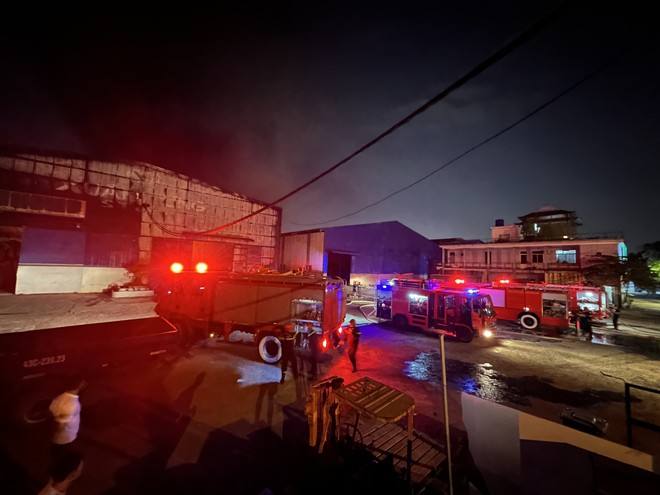 Cháy lớn tại khu công nghiệp, công nhân nháo nhào tháo chạy trong đêm-1