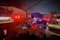 Cháy lớn tại khu công nghiệp, công nhân nháo nhào tháo chạy trong đêm
