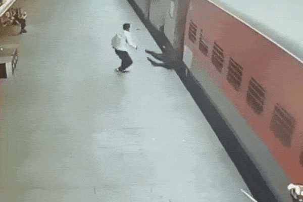 Clip: Nhân viên đường sắt lao tới cứu người đàn ông bị đoàn tàu kéo lê