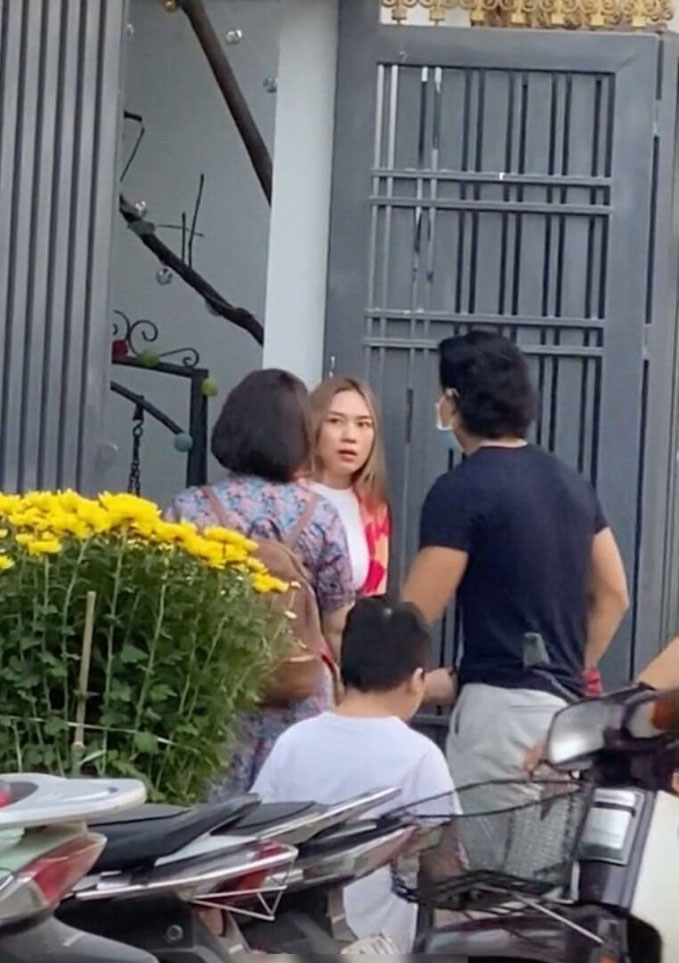 Cặp đôi Vbiz liên tục bị tóm dính kè kè ở sân bay, đã về ra mắt gia đình tính chuyện tương lai?-4