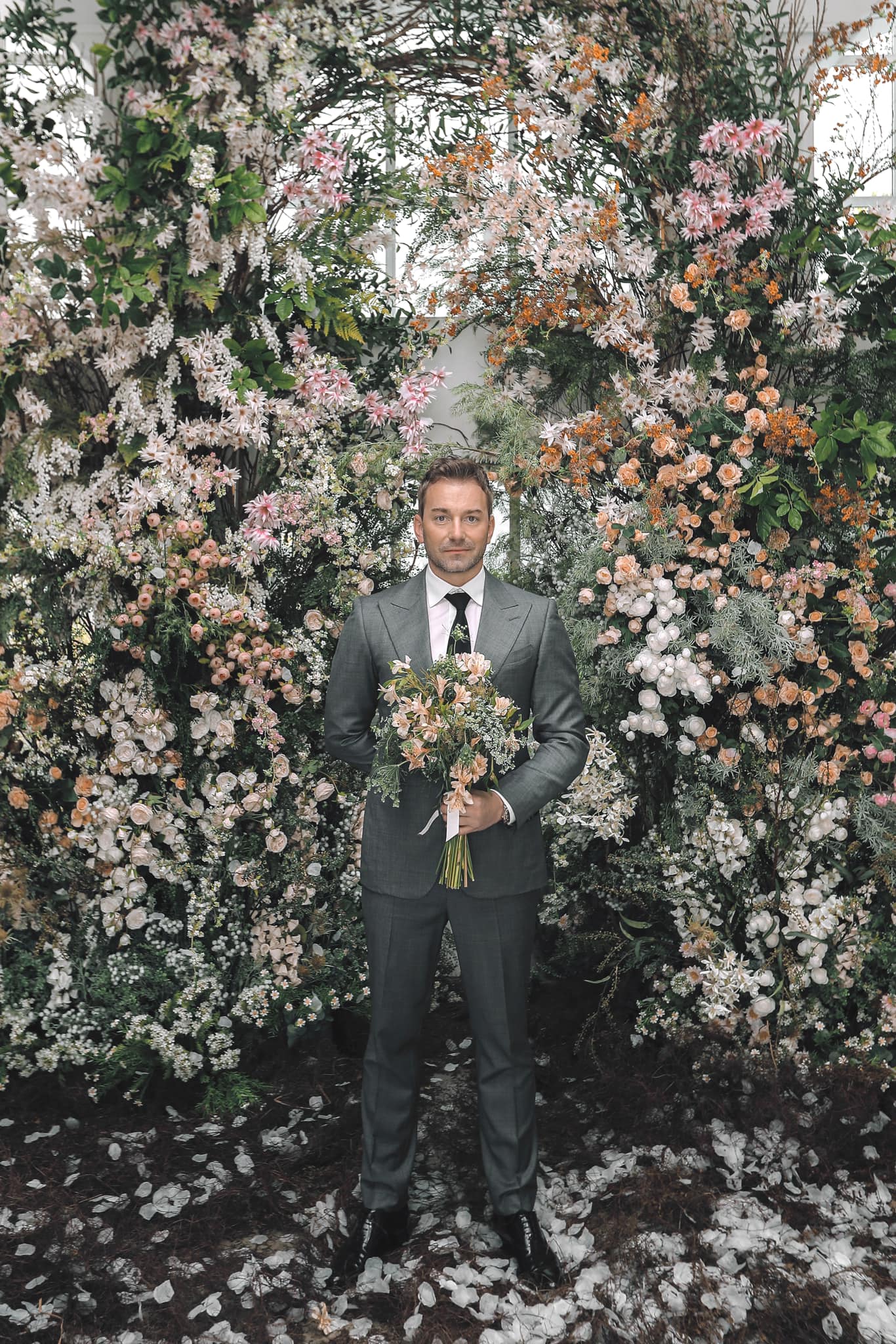 Minh Tú và chồng ngoại quốc gây sốt với loạt ảnh cưới ngập hoa ngay trước thềm hôn lễ-3