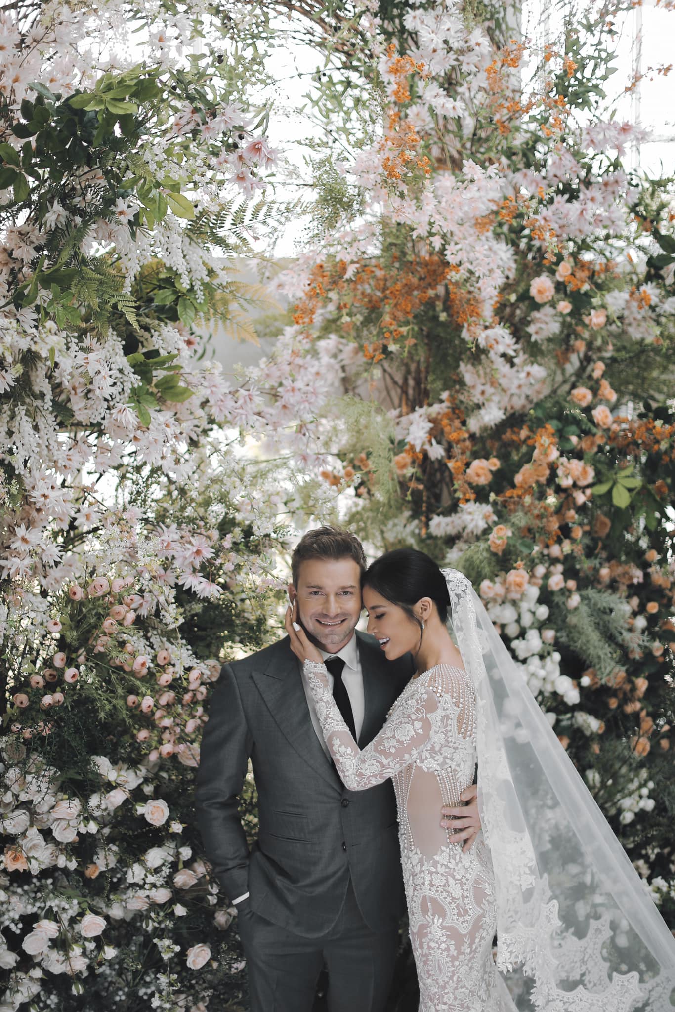 Minh Tú và chồng ngoại quốc gây sốt với loạt ảnh cưới ngập hoa ngay trước thềm hôn lễ-5