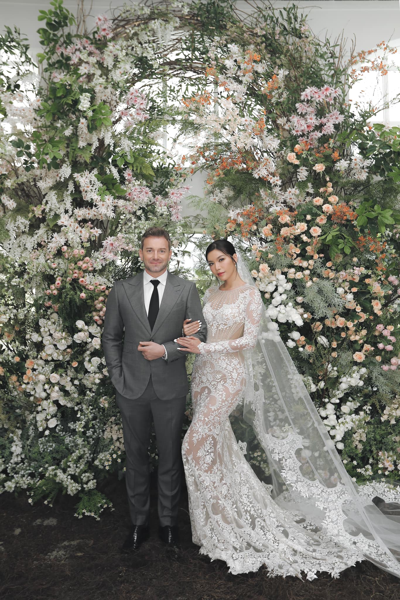 Minh Tú và chồng ngoại quốc gây sốt với loạt ảnh cưới ngập hoa ngay trước thềm hôn lễ-6