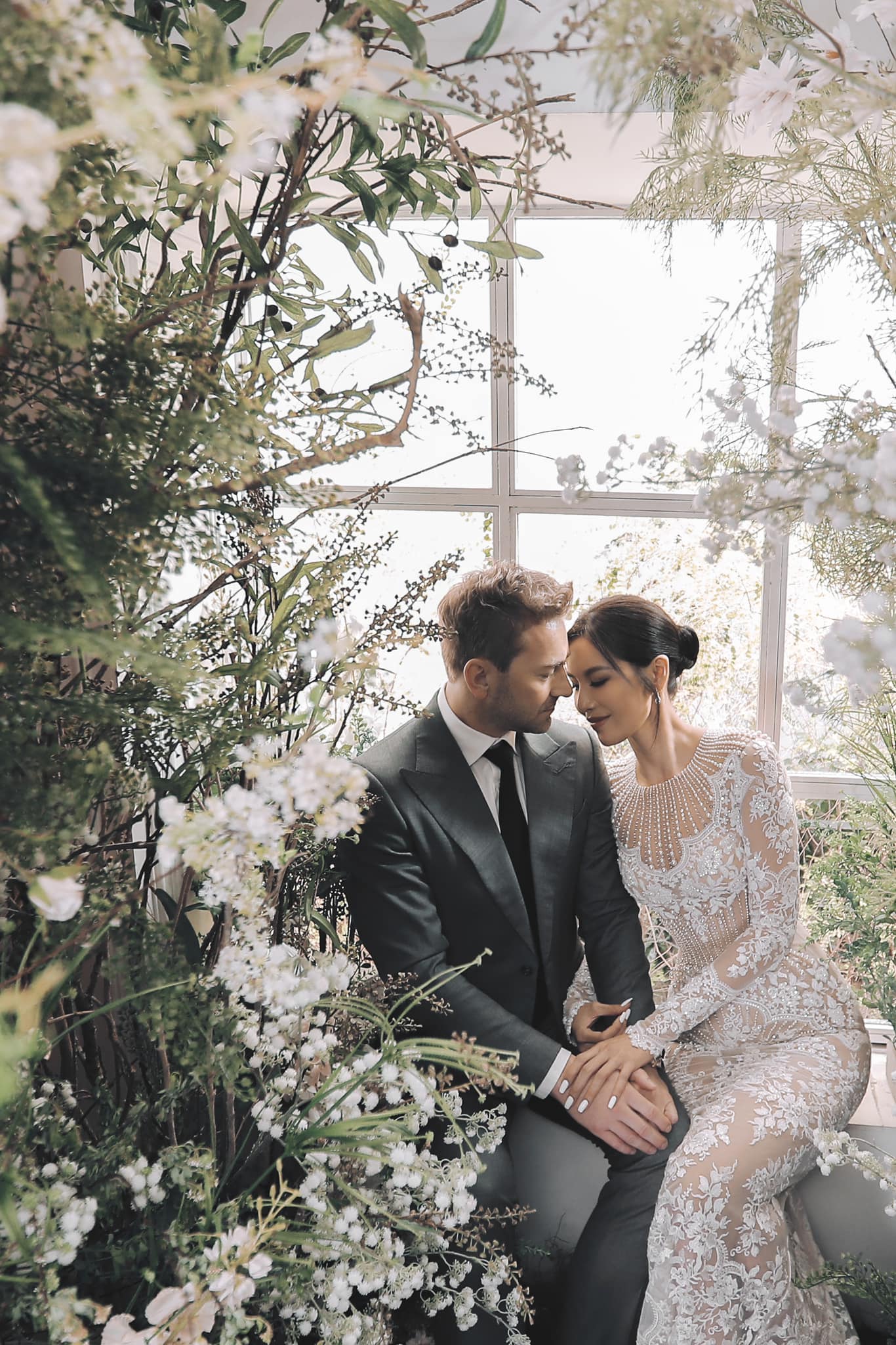 Minh Tú và chồng ngoại quốc gây sốt với loạt ảnh cưới ngập hoa ngay trước thềm hôn lễ-7