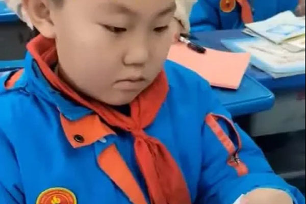 Học sinh bị các bạn cười nhạo vì mơ ước trở thành nhân viên bảo vệ, cô giáo viết 10 từ đơn giản mà cứu rỗi cả cuộc đời-1