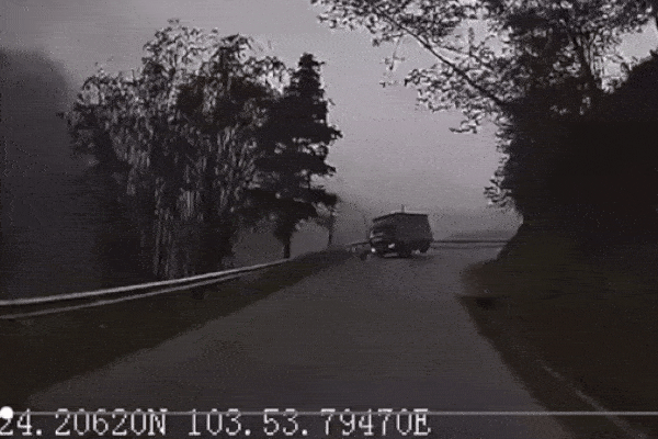 Clip: Khoảnh khắc xe tải lật nghiêng, lao xuống vực sâu 100m ở Lào Cai