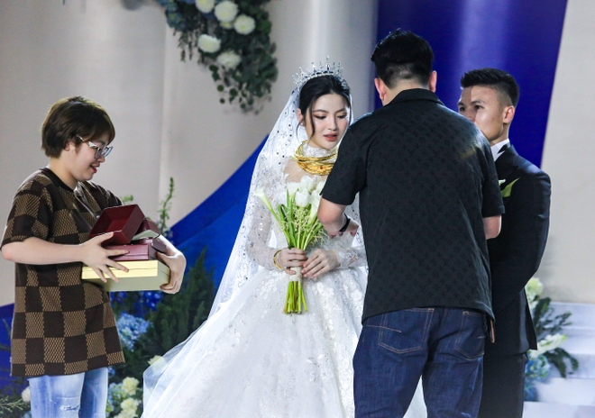 Không phải ruột thịt, Chu Thanh Huyền và Quang Hải vẫn được vợ chồng này trao sương sương 6 cây vàng trị giá nửa tỉ đồng ngày cưới-1