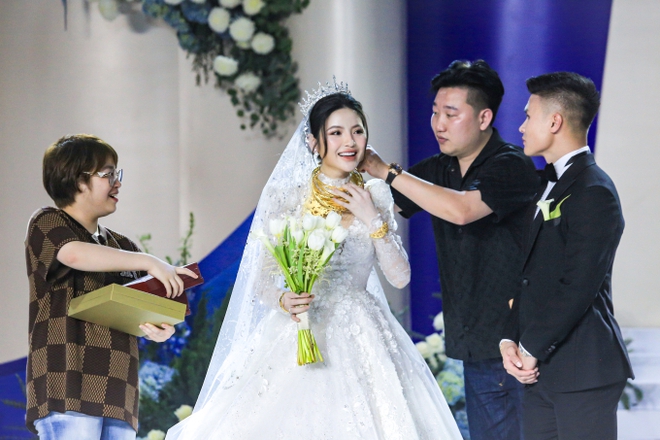 Không phải ruột thịt, Chu Thanh Huyền và Quang Hải vẫn được vợ chồng này trao sương sương 6 cây vàng trị giá nửa tỉ đồng ngày cưới-2