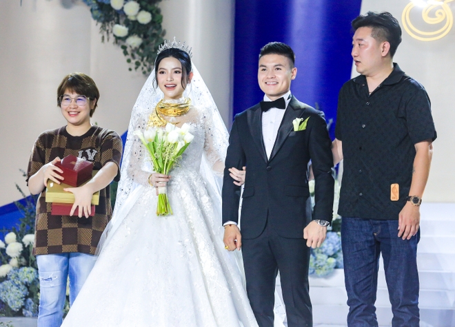 Không phải ruột thịt, Chu Thanh Huyền và Quang Hải vẫn được vợ chồng này trao sương sương 6 cây vàng trị giá nửa tỉ đồng ngày cưới-3