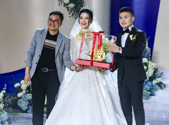 Không phải ruột thịt, Chu Thanh Huyền và Quang Hải vẫn được vợ chồng này trao sương sương 6 cây vàng trị giá nửa tỉ đồng ngày cưới-4