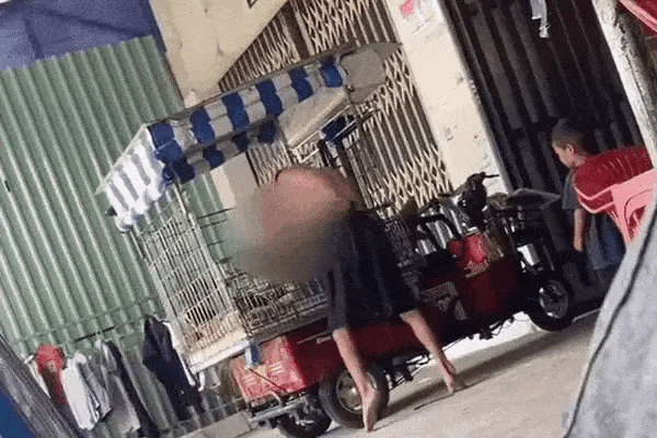 Bé trai bị nhốt vào