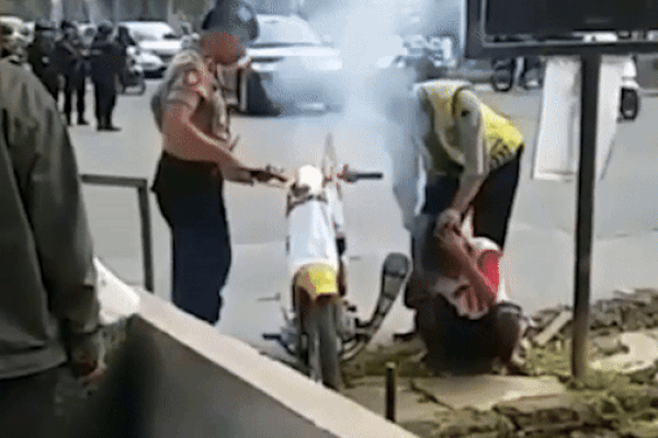 Chạy xe máy nẹt pô, thanh niên nhận hình phạt bất ngờ từ cảnh sát