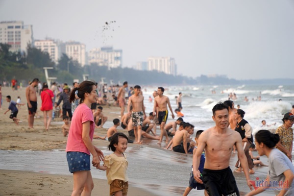 Nghìn người tới tắm biển Sầm Sơn ngày nắng nóng đầu mùa-2