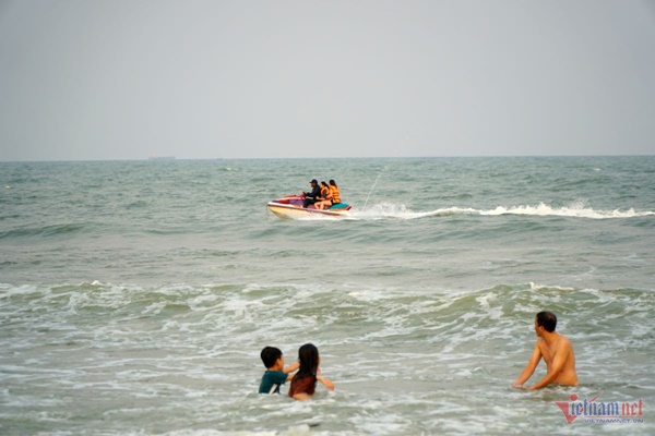 Nghìn người tới tắm biển Sầm Sơn ngày nắng nóng đầu mùa-3