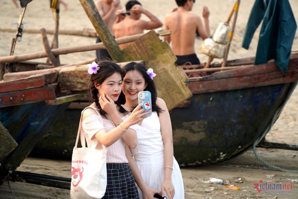 Nghìn người tới tắm biển Sầm Sơn ngày nắng nóng đầu mùa-4