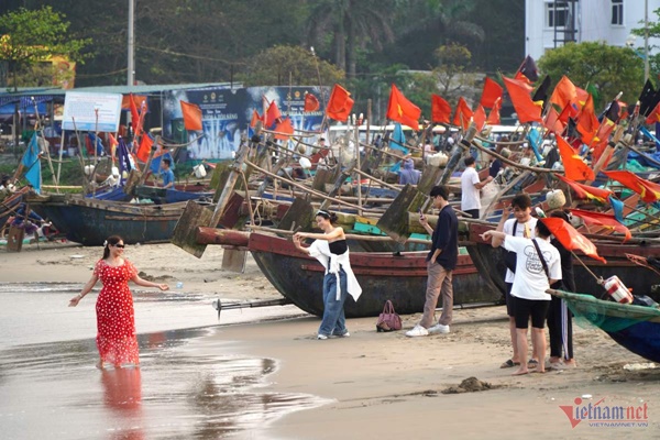 Nghìn người tới tắm biển Sầm Sơn ngày nắng nóng đầu mùa-5