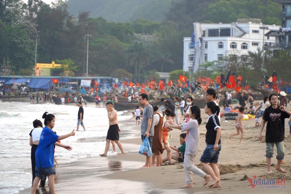 Nghìn người tới tắm biển Sầm Sơn ngày nắng nóng đầu mùa-6