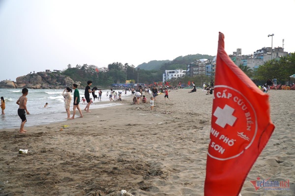 Nghìn người tới tắm biển Sầm Sơn ngày nắng nóng đầu mùa-7