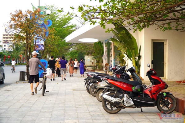 Nghìn người tới tắm biển Sầm Sơn ngày nắng nóng đầu mùa-8