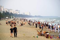 Nghìn người tới tắm biển Sầm Sơn ngày nắng nóng đầu mùa