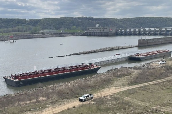 Thêm một cây cầu Mỹ bị tàu đâm-3