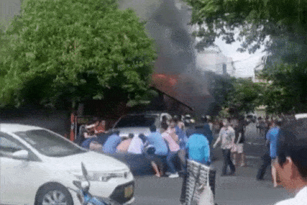 Khoảng 20 người hợp sức kéo ô tô khỏi đám cháy quán cà phê ở TP.HCM