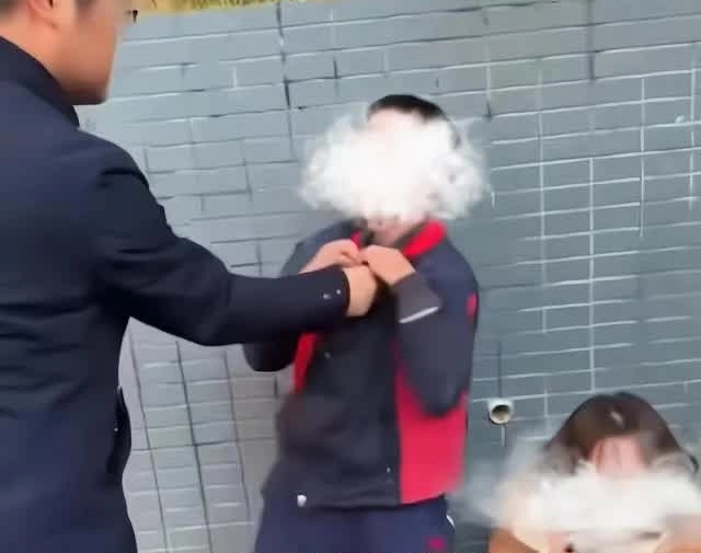 Bức ảnh 2 người ẩu đả trên phố thu hút sự chú ý, tìm hiểu mối quan hệ, ai nấy lắc đầu: Hỏng cả 1 thế hệ-2