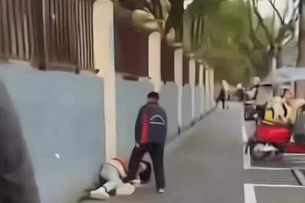 Cháu trai 5 tuổi làm vỡ hộp trứng trong siêu thị, bị nhân viên đòi bồi thường gấp 10 lần: Bà nội bình tĩnh nói 1 câu liền được khen ngợi vì tinh tế-3